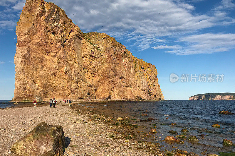 著名的Rocher Percé (Perce Rock)，在Percé，加斯比半岛的一部分，在加拿大省Québec。偶然出现的人在背景中可见。